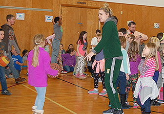 siena players shoot with elementary kids